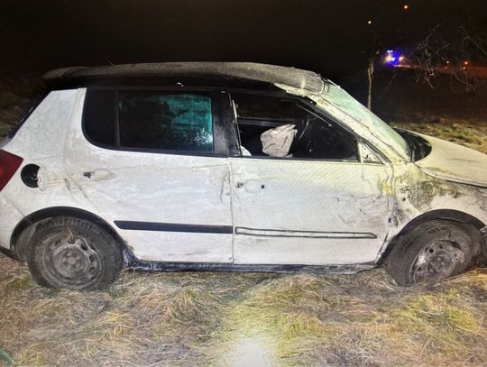 Na zdjęciu samochód osobowy, z którego po uderzeniu wypadł 18-letni kierowca