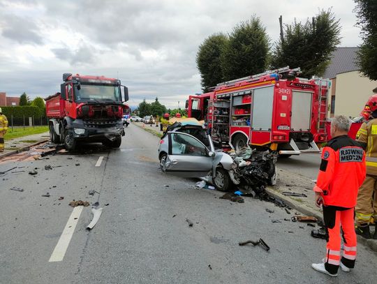 Tragedia w Świniarsku. 21-letni kierowca osobówki zginął na miejscu