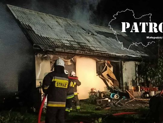 Wołowice, powiat krakowski, na sygnale, akcja gaśnicza, działania strażaków, straż pożarna, walka z ogniem, tragiczny finał pożaru, pożar domu jednorodzinnego