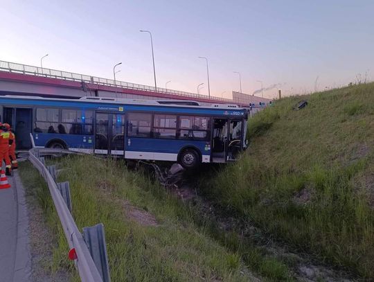 Na zdjęciu miejsce wypadku dwóch autobusów na ulicy Igołomskiej w Krakowie