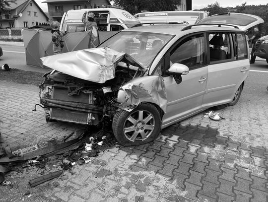 Na zdjęciu samochód, który podróżowała rodzina z Podhala podczas tragicznego wypadku w Łącku