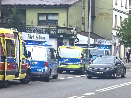 Tragiczny finał interwencji w Nowym Sączu. Nożownik zmarł po strzałach policji