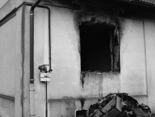 Tragiczny finał pożaru we Włosienicy. Nie żyje 67-letni senior uratowany z płonącego domu Włosienica, powiat oświęcimski, straż pożarna, tragiczny finał pożaru, pożar budynku jednorodzinnego, akcja strażaków