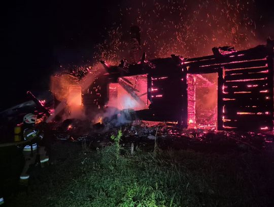 Tragiczny pożar domu w Dąbrówce Szczepanowskiej. Nie żyją dwie osoby [ZDJĘCIA]