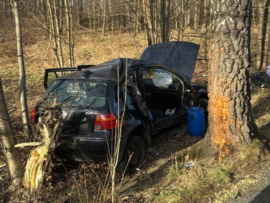 Poważny wypadek w Kętach. Trzy osoby ciężko ranne, w tym dwoje nastolatków [FOTO]