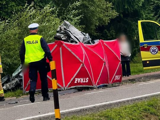 Do tragicznego wypadku doszło w niedzielny wieczór, 12 lipca, w Krośnicy w powiecie nowotarskim. Samochód osobowy z niewyjaśnionych dotąd przyczyn zjechał z drogi i uderzył w drzewo