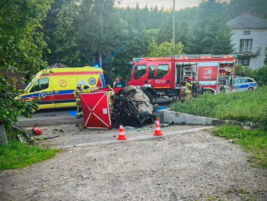 Do tragicznego wypadku doszło w sobotni wieczór w miejscowości Zasępiec w powiecie olkuskim. Samochód osobowy dachował na drodze gminnej, a wewnątrz pojazdu znajdował się nieprzytomny kierowca