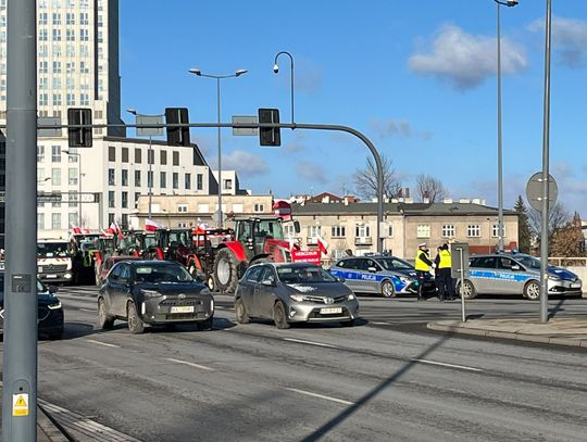 Trwa wielki protest rolników w Małopolsce. Ciągniki na ulicach Krakowa i paraliż komunikacyjny Protest rolników, Małopolska, Kraków, wielki proces rolników, rolnictwo walczą o swoje prawa, utrudnienia w ruchu w Krakowie, utrudnienia w ruchu, stolica Małopolski