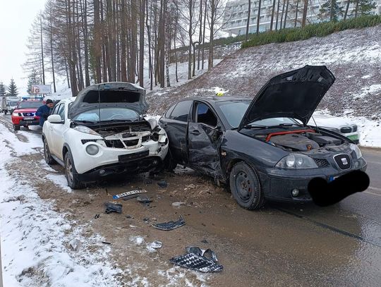 Na zdjęciu rozbite samochody po wypadku w Bukowinie Tatrzańskiej