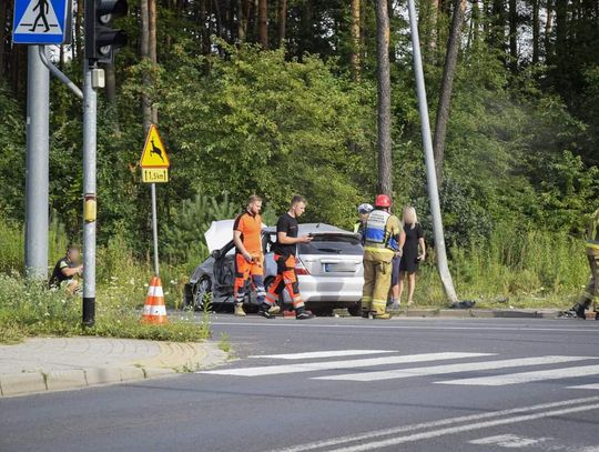 Na zdjęciu rozbity pojazd po wtorkowym wypadku na obwodnicy Olkusza