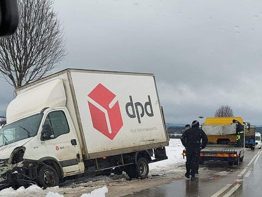 Trzyciąż. Kolizja samochodu dostawczego na drodze wojewódzkiej DW794