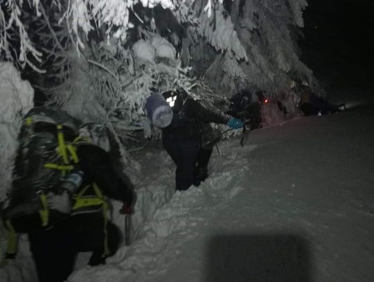 Turyści utknęli w śnieżycy na szlaku z Koninek na Turbacz