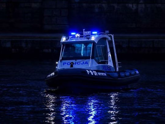 Turystka wpadła do Wisły w Krakowie. Policjant uratował ją podczas nocnej akcji