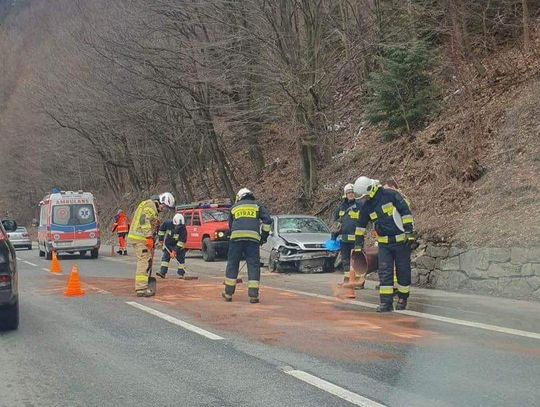 Tylmanowa. Stracił panowanie nad pojazdem i uderzył w mur przy rzece