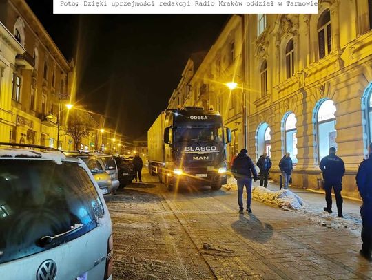 Na zdjęciu 40-tonowy zestaw ciężarowy, który wjechał do centrum Tarnowa
