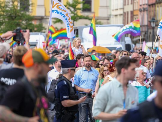 Na zdjęciu uczestnicy Marszu Równości w Krakowie, a wśród nich Aleksander Miszalski