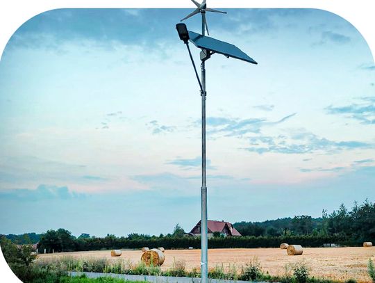 Uliczne lampy solarne i hybrydowe: ekonomiczne oświetlenie LED dla miast i gmin