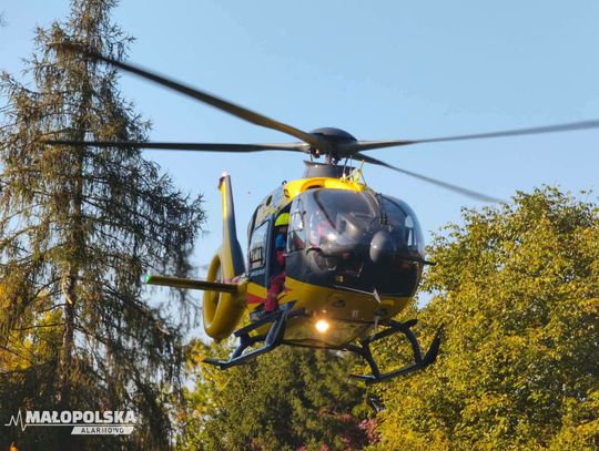 Upadek z dachu marketu w Zatorze i akcja śmigłowca LPR w Kętach