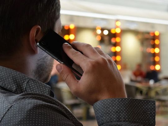 Na zdjęciu mężczyzna rozmawiający przez telefon komórkowy