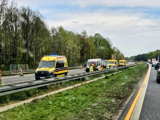 Autostrada a4, Katowice, Kraków, Jaworzno, utrudnienia drogowe, na sygnale, akcja ratunkowa, akcja ratownicza