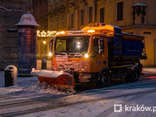 Na zdjęciu pług walczący z zimowymi warunkami na drogach w Krakowie
