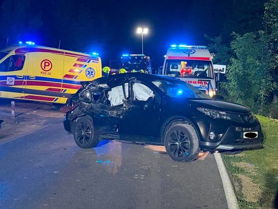 Volkswagen stoczył się ze wzniesienia i uderzył w Toyotę. Jedna osoba ranna