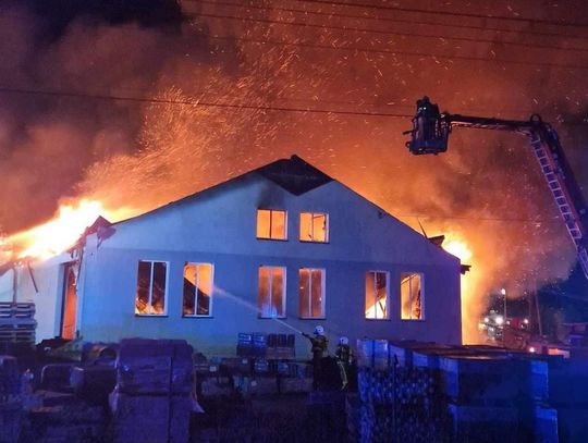 Na zdjęciu pożar hali produkcyjno-usługowej w Krzyszkowicach