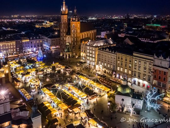 Na zdjęciu Rynek Główny w Krakowie w czasie trwania Jarmarku Bożonarodzeniowego