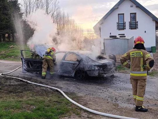Na zdjęciu samochód w płomieniach na terenie miejscowości Radziszów