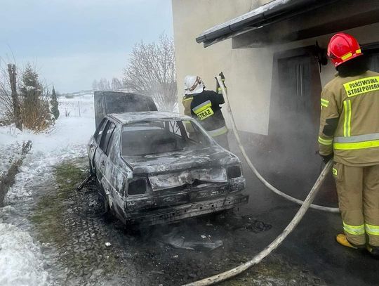 Na zdjęciu strażacy gaszący pożar samochodu osobowego na ulicy Piastowskiej w Ryglicach