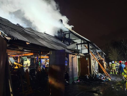 Sieniawa, akcja gaśnicza, pożar budynku mieszkalno-gospodarczego, powiat nowotarski, straż pożarna, strażacy, walka z ogniem, na sygnale