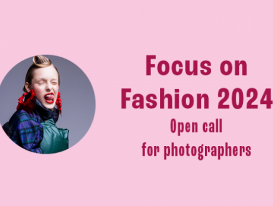 Na zdjęciu plakat promujący wystawę fotografii mody „Focus on Fashion”