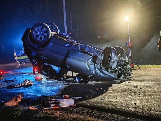 Wieczorne dachowanie osobówki w Czechówce. Jedna osoba trafiła do szpitala [ZDJĘCIA]