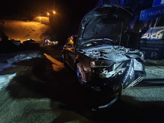 Na zdjęciu rozbity samochód po zderzeniu z autobusem w Suchem