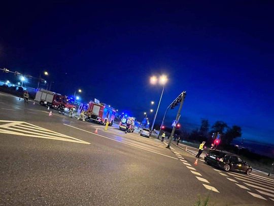Wieczorne zderzenie karetki transportowej z osobówką w Krakowie [FOTO]