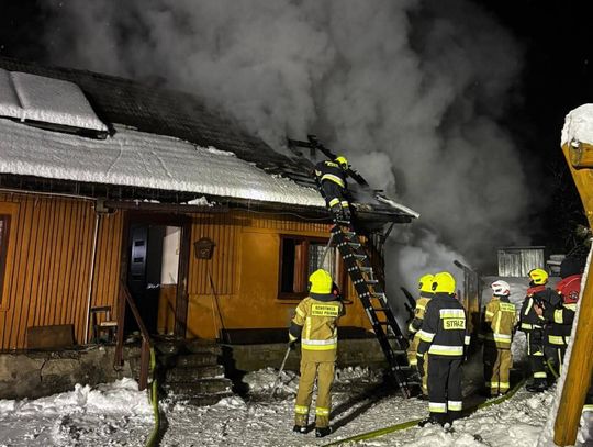 Budzów, powiat suski, na sygnale, pożar budynku mieszkalnego, akcja ratunkowa, akcja gaśnicza strażaków, jedna osoba ewakuowana