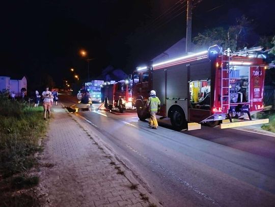Wieczorny pożar domu w miejscowości Szklary. Jedna osoba poszkodowana [ZDJĘCIA]