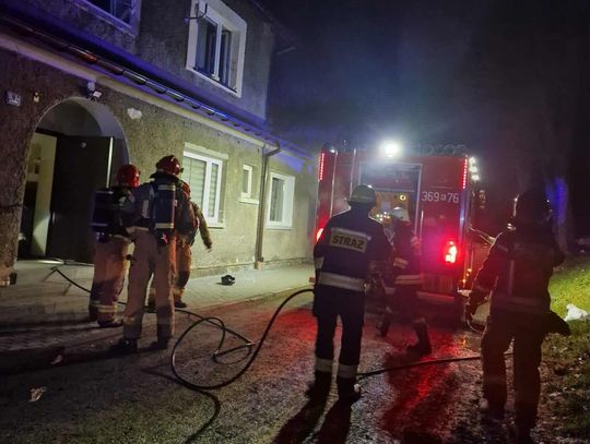Tuchów, powiat tarnowski, akcja ratunkowa, na sygnale, pożar mieszkania, dwie osoby poszkodowane, wieczorna akcja strażaków