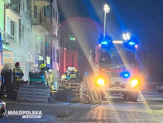 Duże siły straży pożarnej interweniowały w niedzielny wieczór w Suchej Beskidzkiej. Około godziny 21:00 służby zostały wezwane do silnego zadymienia w jednym z lokali usługowo-handlowych znajdujących się na pasażu przy ul. Andrzeja Szczepkowskiego
