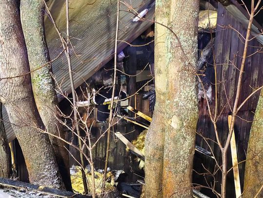 pożar budynku drewnianego, Wola Kalinowska, strażacy, straż pożarna, na sygnale, akcja gaśnicza