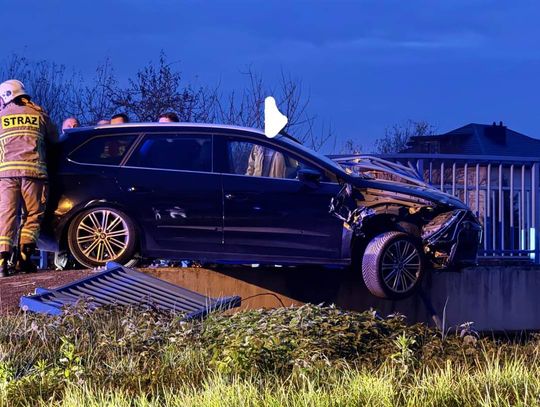 Wieczorny wypadek w Borzęcinie. Samochód zawisł na moście