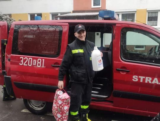 Na zdjęciu strażacy z JRG Skawina podczas akcji "Paka od Strażaka"