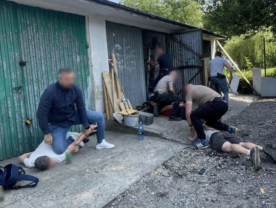 Zatrzymani przez policję za handel w garażach.