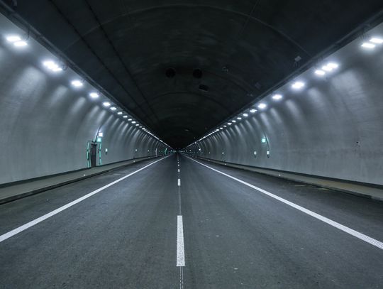 Policja tłumaczy, jakie zasady ruchu panują podczas jazdy tunelem