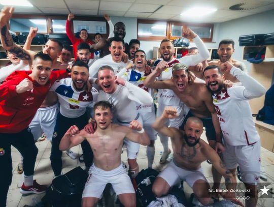 Na zdjęciu świętujący zwycięstwo w Pruszkowie piłkarze Wisły Kraków