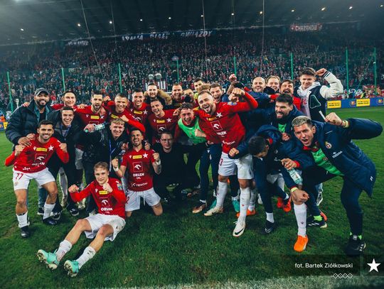 Na zdjęciu piłkarze Wisły świętujący awans do półfinału Pucharu Polski