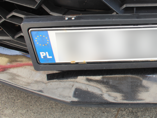 Wpadka w Bochni. Policja zabezpieczyła auto z elektryczną zmianą tablic Bochnia, powiat Bocheński, na sygnale, elektroniczna zmiana tablic rejestracyjnych, innowacyjny mechanizm, mechanizm do zmiany tablic rejestracyjnych