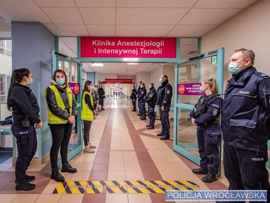 Na zdjęciu funkcjonariusze i medycy w Uniwersyteckim Szpitalu Klinicznym we Wrocławiu