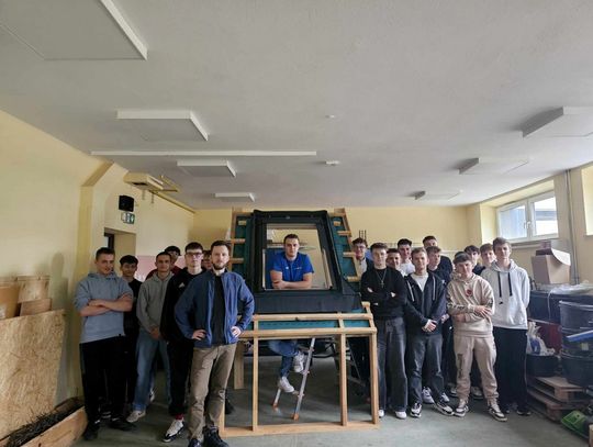 Na zdjęciu uczniowie z Krynicy-Zdroju podczas spotkania z przedstawicielami firmy FAKRO