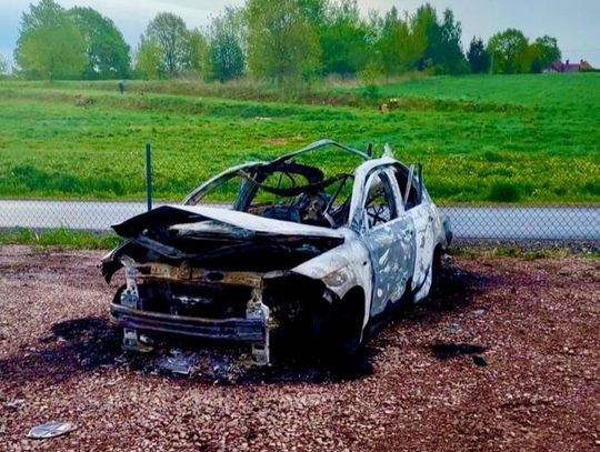 Na zdjęciu zniszczony po wybuchu samochód marki Fiat
